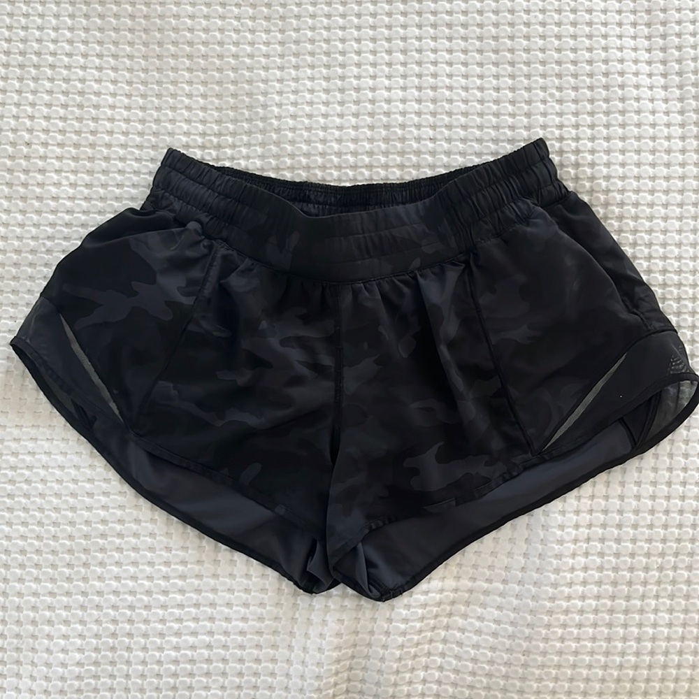 Lululemon low rise hotty hot shorts 2.5in